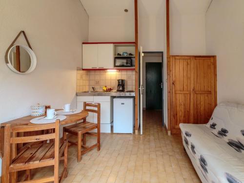 une cuisine et une salle à manger avec une table et un lit dans l'établissement Holiday Home Bois d'Eleis-2 by Interhome, à La Palmyre