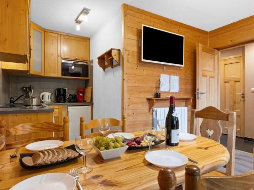 - une salle à manger avec une table et une bouteille de vin dans l'établissement Apartment Le Petit Savoyard-2 by Interhome, à Châtel
