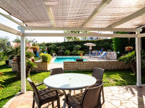 The swimming pool at or close to Holiday Home Rêve d'Or by Interhome