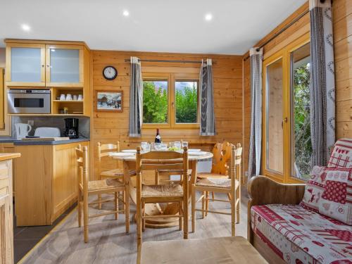 une cuisine et une salle à manger avec une table et des chaises dans l'établissement Apartment Le Petit Savoyard-3 by Interhome, à Châtel