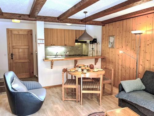 uma cozinha e sala de jantar com uma mesa e um sofá em Apartment Parc C013 by Interhome em Champex
