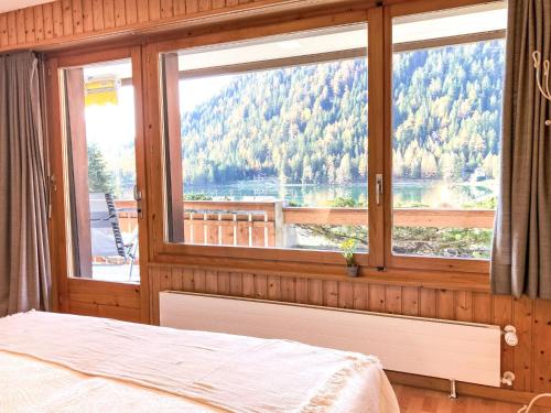um quarto com uma janela com vista para uma montanha em Apartment Parc C013 by Interhome em Champex