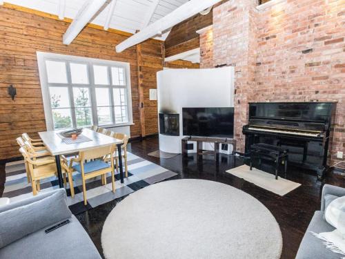 Μια τηλεόραση ή/και κέντρο ψυχαγωγίας στο Holiday Home Säikkäranta by Interhome