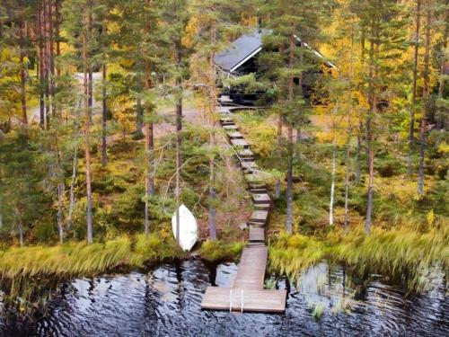 una barca su un molo in mezzo a un lago di Holiday Home Villa assi by Interhome a Haapamäki