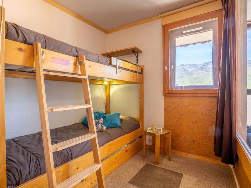 une chambre avec deux lits superposés et une fenêtre dans l'établissement Apartment Eskival 106 by Interhome, à Val Thorens