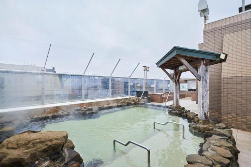 ホテルグローバルビュー釧路 天然温泉 天空の湯(旧 ホテルパコ釧路）の敷地内または近くにあるプール