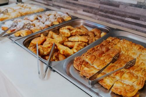 een buffet met verschillende gebakjes op een tafel bij Despina Aparthotel by Philoxenia Hotel & SPA in Malia