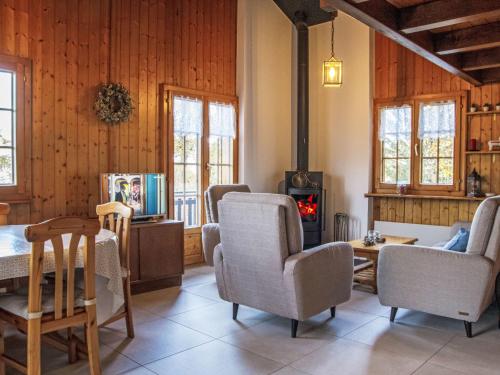 uma sala de estar com uma mesa e cadeiras e uma lareira em Chalet Anusach by Interhome em Nendaz