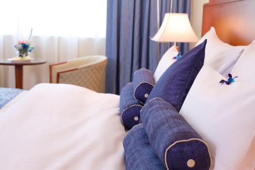 سرير أو أسرّة في غرفة في فندق لافندار الشارقة (فندق لوردز سابقًا)