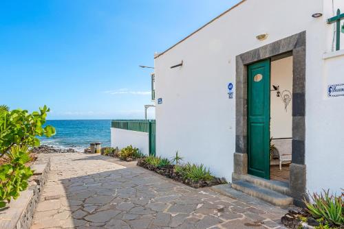 Üldine merevaade või majutusasutusest Traditional Canary house next to the beach pildistatud vaade