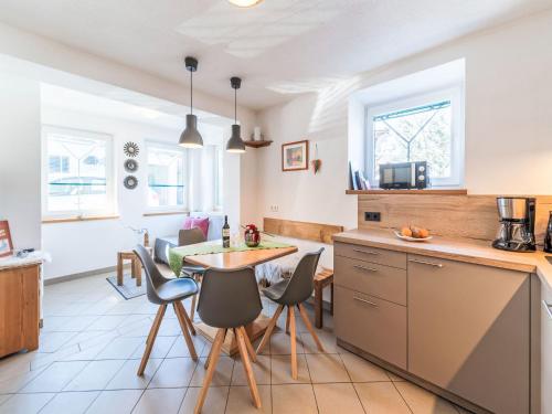 Una cocina y una sala de estar con mesa y sillas. en Apartment Evi by Interhome, en Hollersbach im Pinzgau