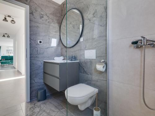 Ένα μπάνιο στο Villa Silencia by Interhome