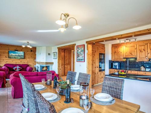 eine Küche und ein Esszimmer mit Tisch und Stühlen in der Unterkunft Apartment Ambre-6 by Interhome in Villars-sur-Ollon