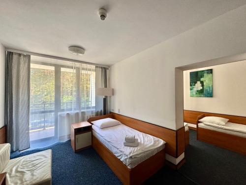 pokój hotelowy z dwoma łóżkami i oknem w obiekcie Hotel Echo w mieście Cedzyna