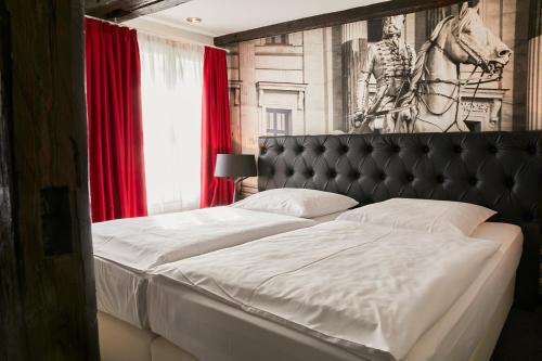 Postel nebo postele na pokoji v ubytování Hotel im Haus zur Hanse