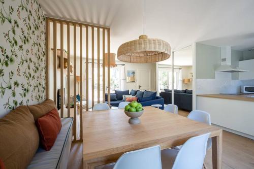une salle à manger et un salon avec une table et des chaises dans l'établissement Villa Fougères à deux pas de la plage PYLA SUR MER, à La Teste-de-Buch