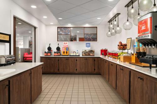 un fast-food avec des armoires en bois et un comptoir dans l'établissement Hampton Inn Norfolk/Virginia Beach, à Virginia Beach