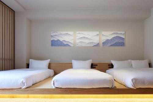 two beds in a room with mountains at Minn Asakusa Kuramae North in Tokyo