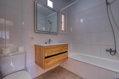 une salle de bain avec une baignoire, un lavabo et des toilettes dans l'établissement Apartamentos Costamar, à Los Cristianos