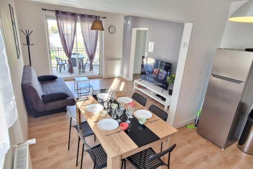 a kitchen and living room with a table and chairs at Maison à Aurillac - 3 chambres - Arrivée autonome in Aurillac
