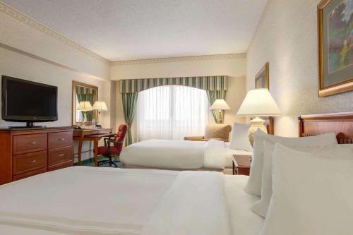 Ein Bett oder Betten in einem Zimmer der Unterkunft Radisson Hotel Cedar Rapids