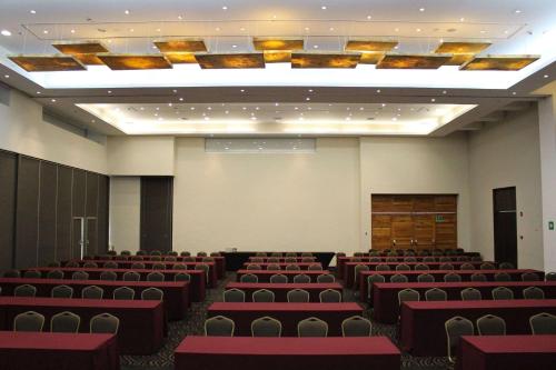 El área de trabajo o centro de convenciones de Radisson Poliforum Plaza Hotel Leon