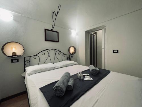 une chambre avec un grand lit avec des serviettes dessus dans l'établissement Casa Del Cuore- Wi-FI Free, à Dolceacqua