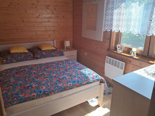 Posteľ alebo postele v izbe v ubytovaní Drewniany Domek Daria i Tomek 2 domki na 8 osób