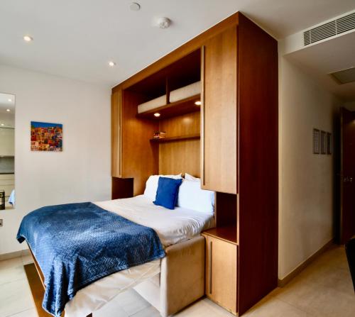 Postel nebo postele na pokoji v ubytování Bentley Holiday Apartments - West One