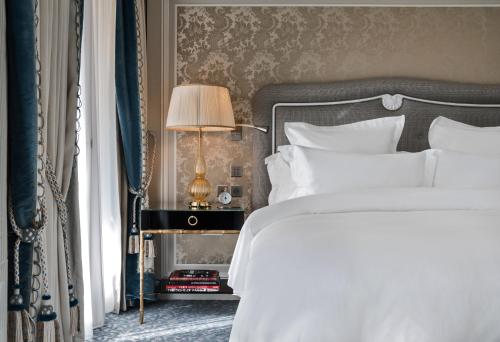 Ένα ή περισσότερα κρεβάτια σε δωμάτιο στο Hotel de Crillon