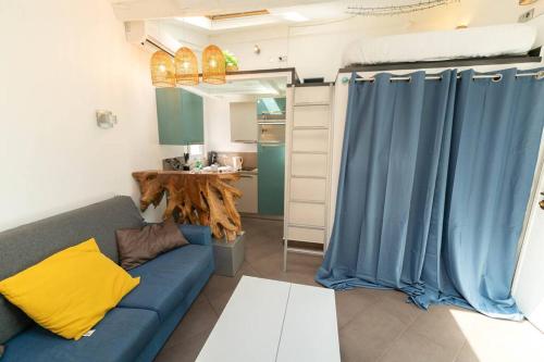 - un salon avec un canapé et des rideaux bleus dans l'établissement SK Joli Studio, Le Port, Clim, Tramway, Wifi 17 BONAPARTE, à Nice