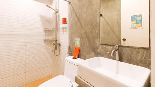 Phòng tắm tại RedDoorz Plus at Boni Avenue Mandaluyong