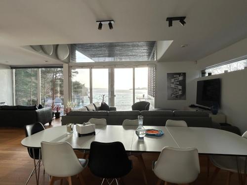 TV/trung tâm giải trí tại Nydelig villa ved sjøen med oppvarmet basseng