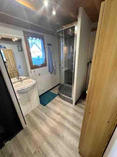 La salle de bains est pourvue d'une douche et d'un lavabo. dans l'établissement Chalet douillet 4 personnes -Proche plage, à Merville-Franceville-Plage