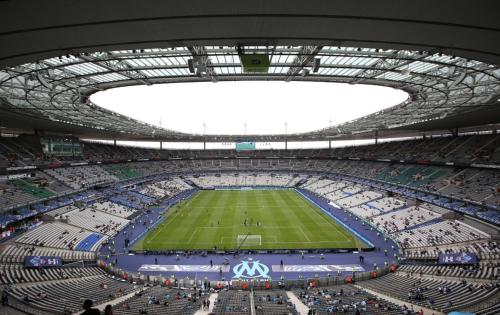 ein leeres Stadion mit einem Fußballspiel darin in der Unterkunft Le Saint-Brice de Paris in Saint-Brice-sous-Forêt