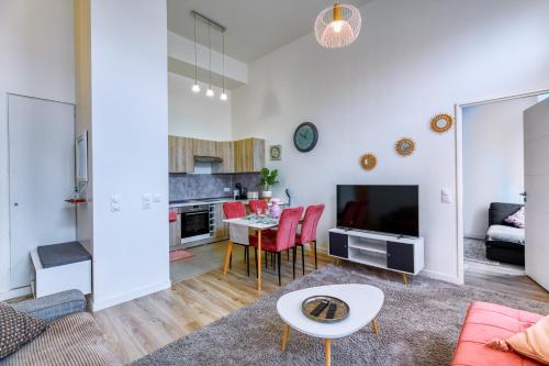un salon avec un canapé et une table dans l'établissement Pablo Picasso - Appt à 30min de Montmartre, à Saint-Ouen