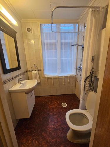 Koupelna v ubytování Eides Hotel