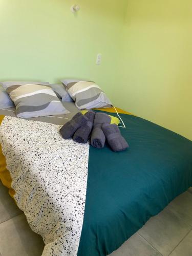 - un lit avec des couvertures violettes et des oreillers dans l'établissement T3 Gîte le Canigou, à Trévillach