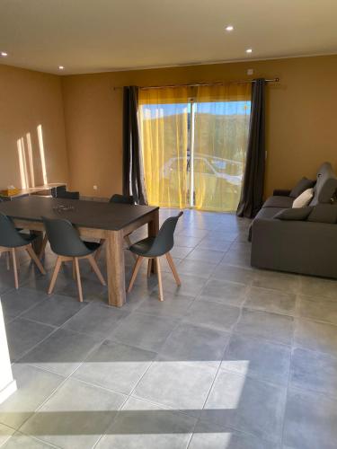 un salon avec une table, des chaises et un canapé dans l'établissement T3 Gîte le Canigou, à Trévillach