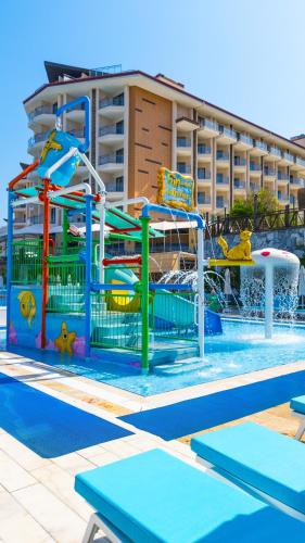 Bazén v ubytování Ramada Resort Kusadasi & Golf nebo v jeho okolí