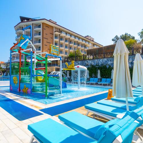 Bazén v ubytování Ramada Resort Kusadasi & Golf nebo v jeho okolí