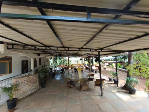 Un restaurante o sitio para comer en Jangala Baga Beach - French welcome, tropical garden, close to the beach