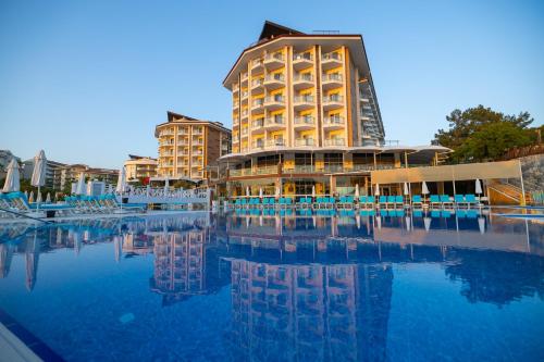 Bazén v ubytování Ramada Resort Kusadasi & Golf nebo v jeho okolí