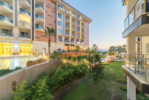 Zahrada ubytování Ramada Resort Kusadasi & Golf