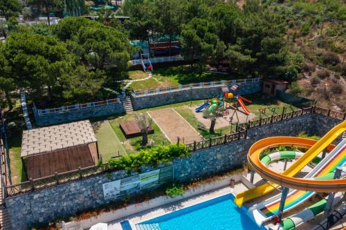 Bazén v ubytování Ramada Resort Kusadasi & Golf nebo v jeho okolí