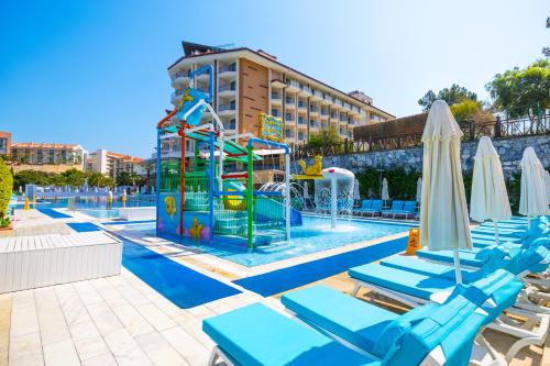 Bazén v ubytování Ramada Resort Kusadasi & Golf nebo v jeho okolí