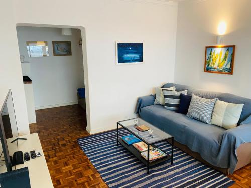 TV a/nebo společenská místnost v ubytování Estoril 2 bd by the Beach