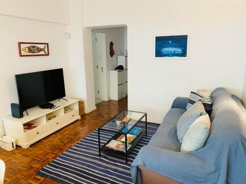 TV a/nebo společenská místnost v ubytování Estoril 2 bd by the Beach