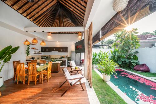 Bazén v ubytování PROMO!!! New Rosa Villa 3 Modern, Luxury and Quite 3BR Villa in Tumbak Bayuh Canggu, Dedicated to Digital Nomads nebo v jeho okolí