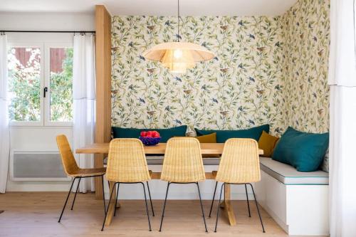une salle à manger avec une table et quatre chaises dans l'établissement Villa Dahlia à deux pas de la plage PYLA SUR MER, à La Teste-de-Buch